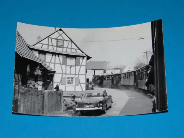 altes Foto Karte - 1950er Jahre - Eisenbahn BP Tankstelle Auto Dorf Passanten