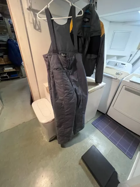 SNUGGLER MEN'S SNOW suit jacket tag size 32L bib pants tag size XL $19. ...