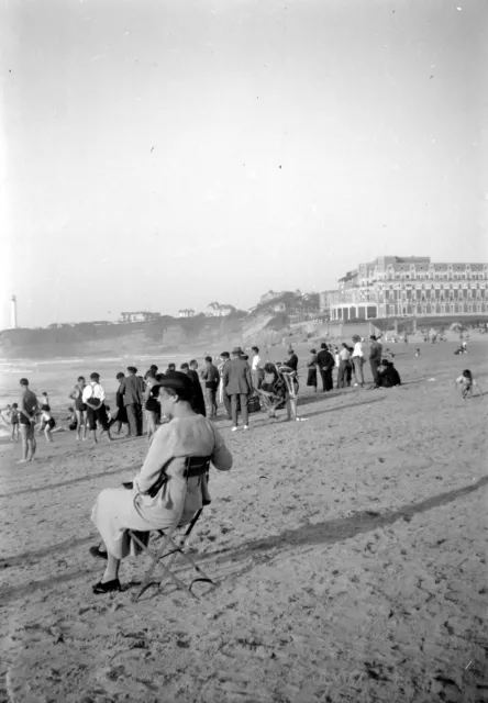 Jeune femme assise bord mer plage Nord France - Ancien négatif photo an. 1930