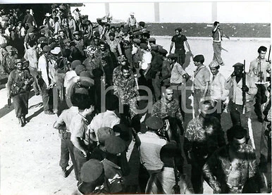 1961 CUBA INVASIONE BAIA DEI PORCI Mercenari scortati in campo di