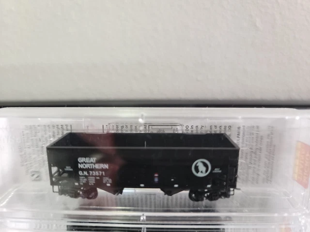 N Scale Micro-Trains 33' Twin Bay Hopper Offset Side Great Northern #73571