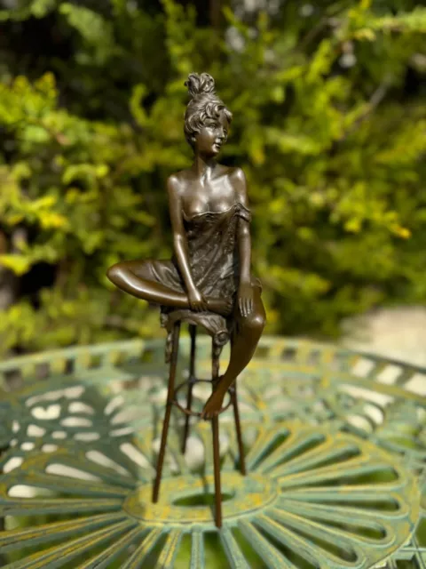 Femme Sur Tabouret En Bronze