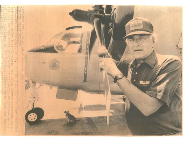 FIRE FIGHTING Air Tanker Pilot Buzz Blaylock & Dog CALIFORNIA 1985 Press Photo