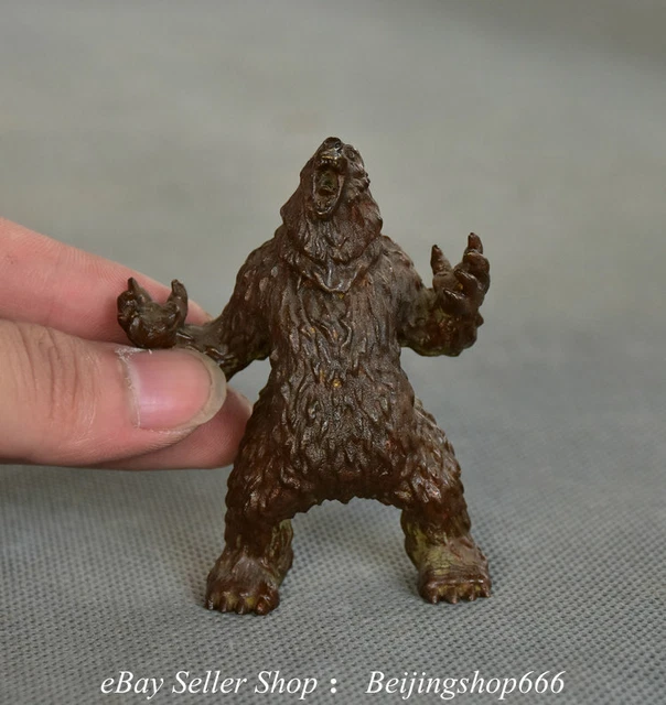 Statua decorativa da giardino a forma di orso nero su un ramo di albero
