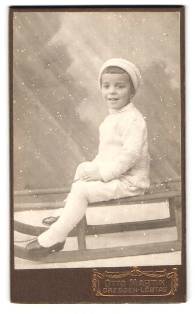 Fotografie Otto Martin, Dresden, Portrait junger Knabe in Winterkleidung mit St