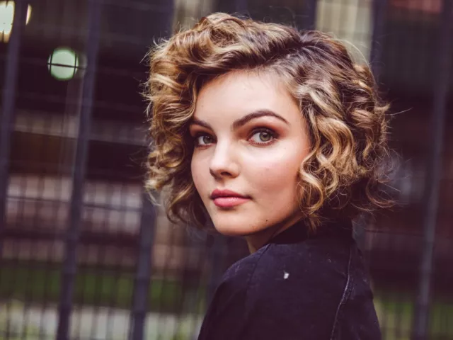 V7055 Camren Bicondova Cute Beautiful Face Portrait Actress WALL POSTER PRINT AU