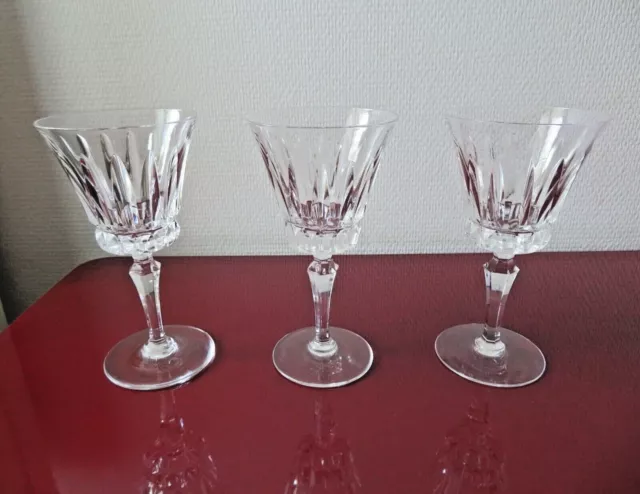 Lot de 3 grands verres sur pied en cristal de Sèvres signés ,17,2 cm de haut