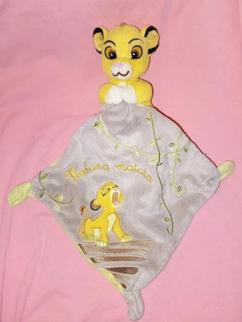 Doudou Simba roi lion jaune orange mouchoir blanc bleu plume Disney Baby