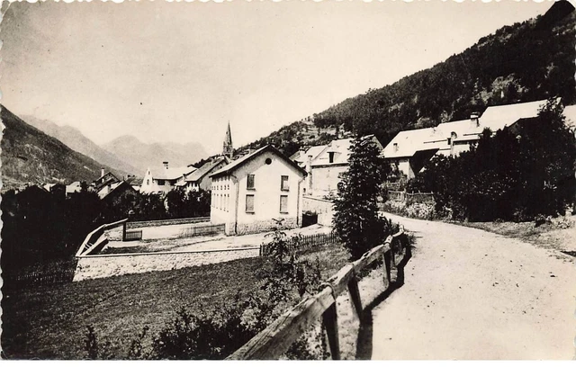 05 La Salle Les Alpes Aa#Dc192 L Entree Du Village Et Son Eglise Au Fond
