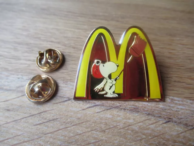 Snoopy Comic Strip Peanuts Mc Donald's Vintage Pin Badge