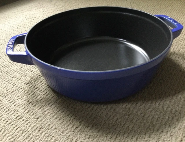 STAUB, Francia 3.25QT Subrazador redondo esmaltado hierro fundido azul sin tapa ¡NUEVO!¡!