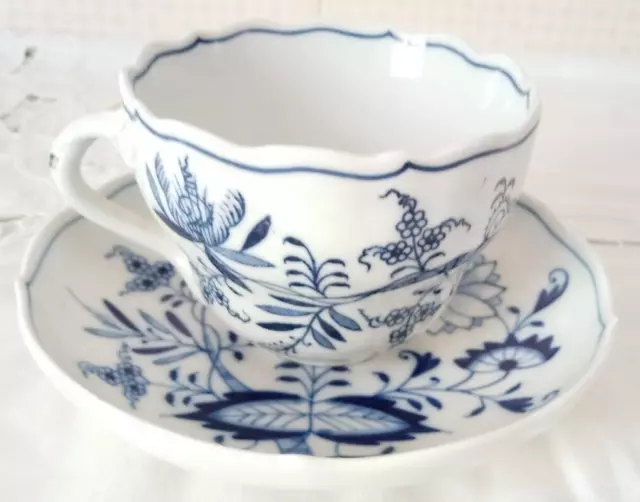 Antico set MEISSEN TAZZA & PIATTINO da TÈ dipinti a mano cipolla marchio spade