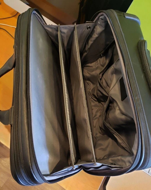 Tumi Alpha 2 Deluxe 4 Wheeled Laptop Case. 3