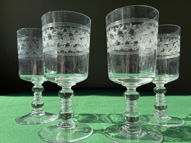 Suite de 9 verres à vin rouge en cristal de Saint Louis non