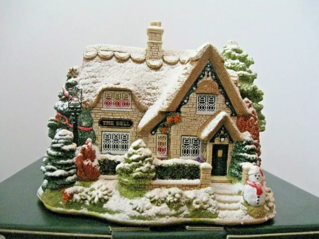 Lilliput Lane Snow Cottage- Christmas Lights at the Bell Inn - L2485 MIB