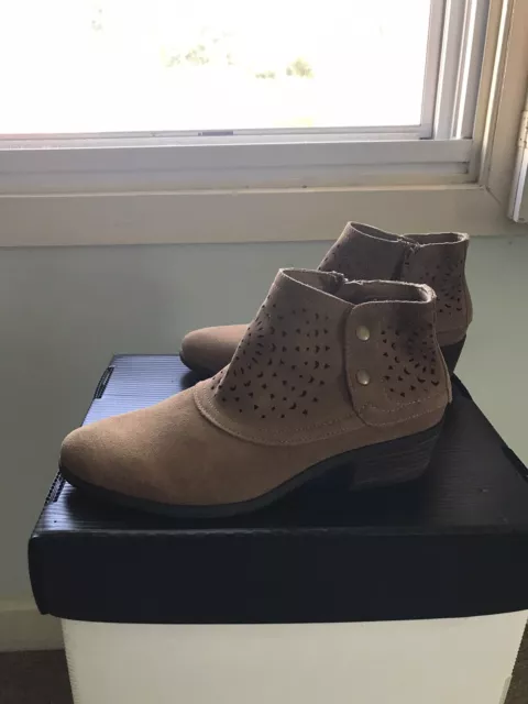 Baretraps Womens Gaige Suede Sand Laser-Cut Ankle Booties SZ 11 Wide Width NEW