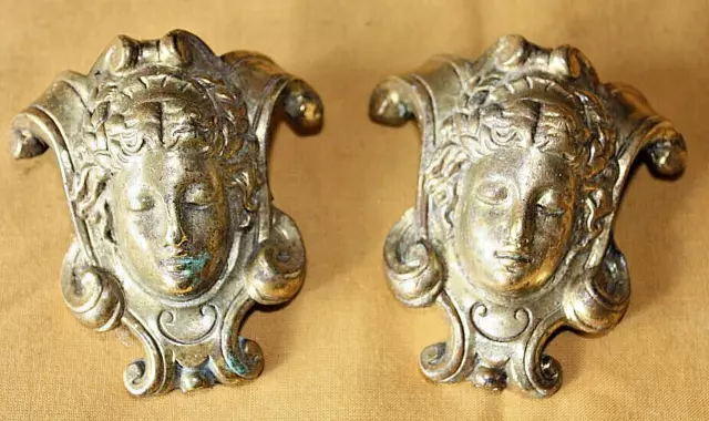 Paire D'ornements Cariatides En Bronze Doré