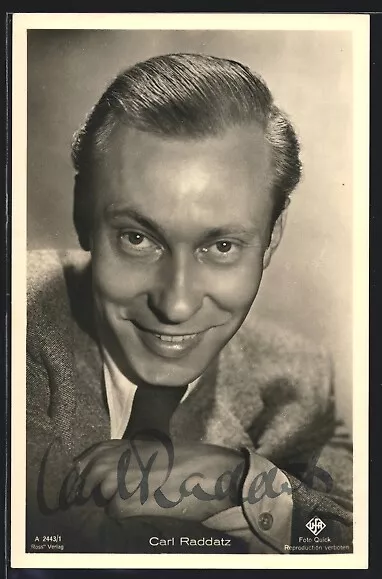 AK Schauspieler Carl Raddatz lächelnd im Anzug, mit original Autograph