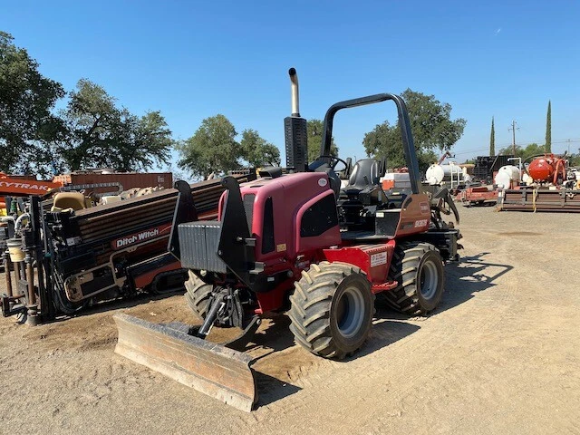 2016 Toro RT600 Trencher w/12"X60" Combo Chain, Front Weights, 370 Original Hrs. 2016 Toro RT600 Trencher w/12"X60" Combo Chain, Front Weights, 370 Original Hrs.