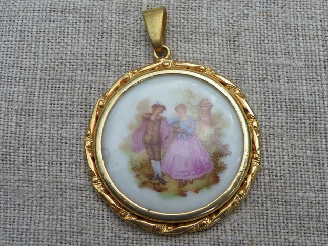 BROCHE DE LIMOGES vintage en porcelaine française avec scène romantique
