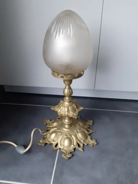 Ancienne lampe à poser laiton, bronze et globe en verre obus art deco