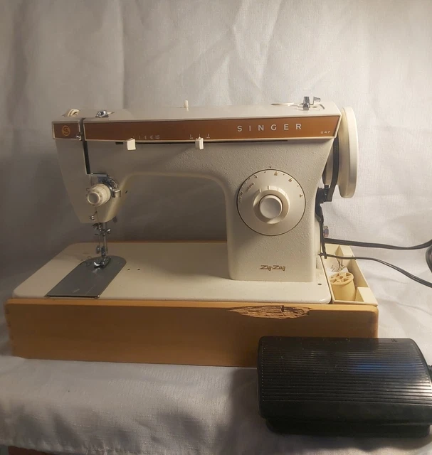 SINGER ZIGZAG SEWING Machine And Bag, prop or use please read