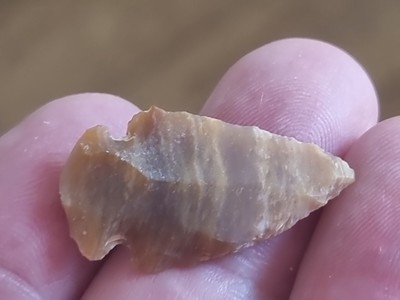 INIZIO Età del bronzo LA143w Flint FRECCIA Barb & con CODOLO intorno al 1800 A.C. 