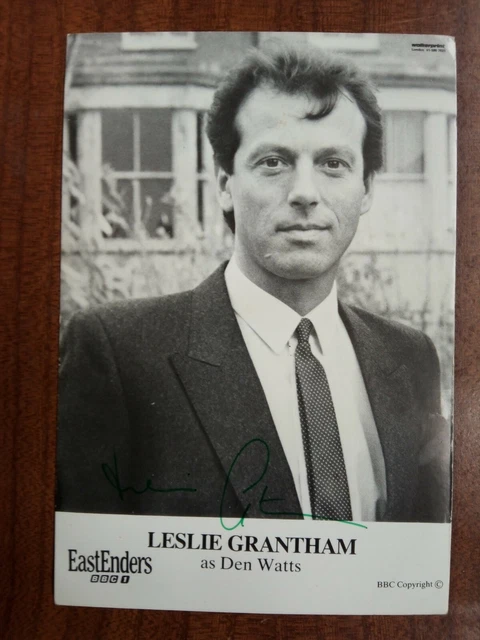 LESLIE GRANTHAM *Den Watts* EASTENDERS HAND SIGNED CAST CARD AUTOGRAPH FREE POST