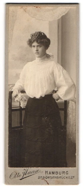 Fotografie Otto Haase, Hamburg, Portrait junge Dame in weißer Bluse mit Flechtf
