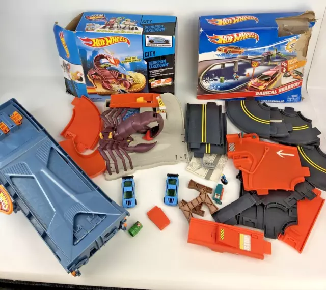 Hot Wheels City Scorpion Takedown Set Tracks Two cars Not Tested Bundle z439