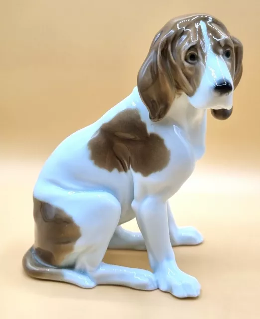 Porzellanfigur sitzender Jagdhund, Karl Ens Porzellan Volkstedt, 18 cm hoch