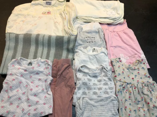 Pacchetto vestiti per ragazze età 0-6 mesi + borsa originale e 2 coperte