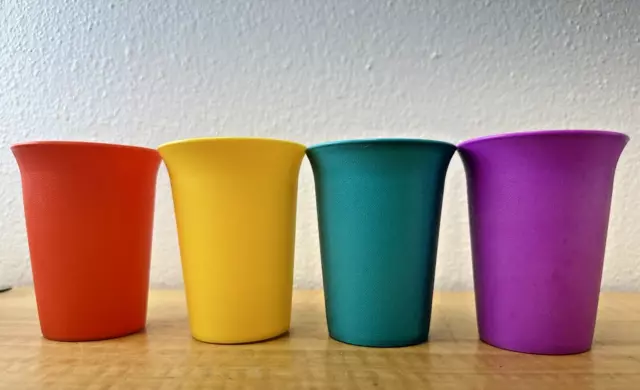 https://www.picclickimg.com/kkoAAOSwPZRlJGqx/4-Vintage-Tupperware-Tumblers-Cups-109-Bright.webp
