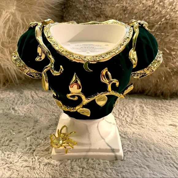 BATH & BODY Works Headless Bust Spiders 3 Wick Candle Holder (2022