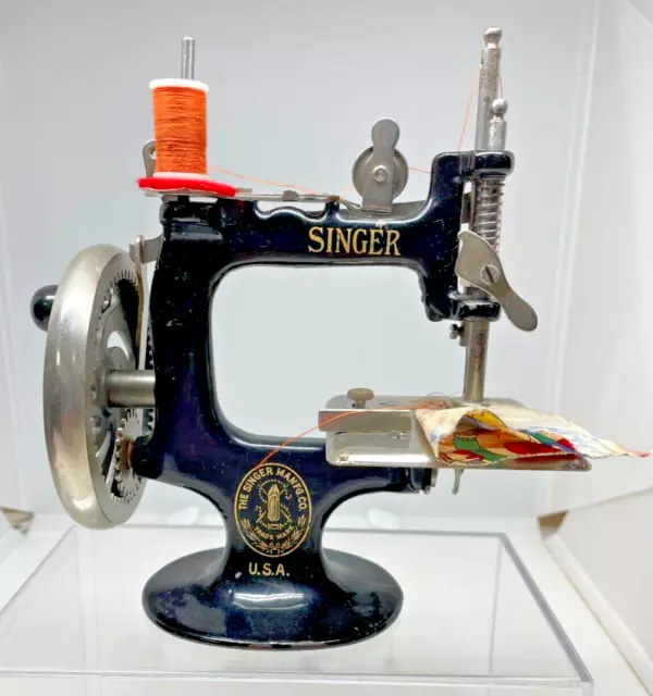 Singer Model 20 - Childs Sewing Machine Hand Crank  7-Spoke 1926