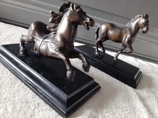 paire de chevaux anciens bronze sur marbre noir, presse papiers