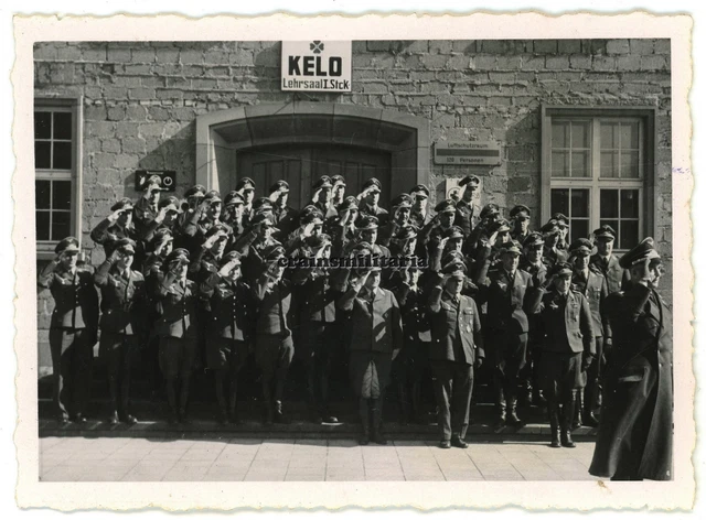 Orig. Foto Offiziere m. Orden Schild bei Lehrgang in Kaserne MAINZ Rhein 1943