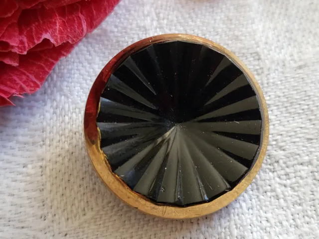 Bouton ancien en verre doré relief noir joli diamètre: 2,1  cm  G16H