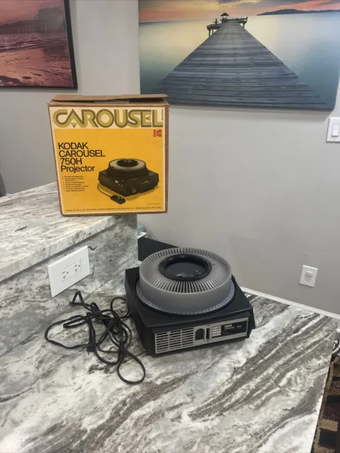 Proyector de extensión vintage Kodak Carousel 750H + bandeja y cajas funciona con problema