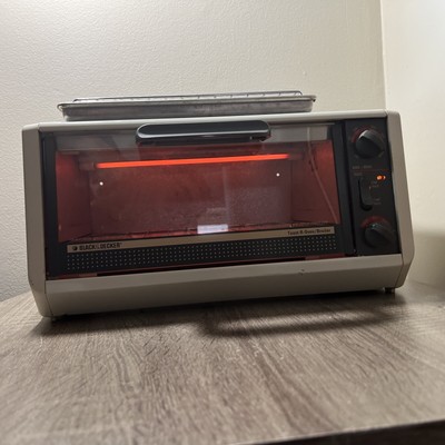 Black & Decker Spacemaker Under Cabinet Toast-R-Oven TRO350 TY4 w Tray Tested