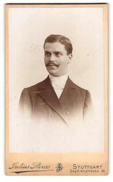 Fotografie Julius Stoess, Stuttgart, Sophienstraße 36, Adretter Herr mit Schnau