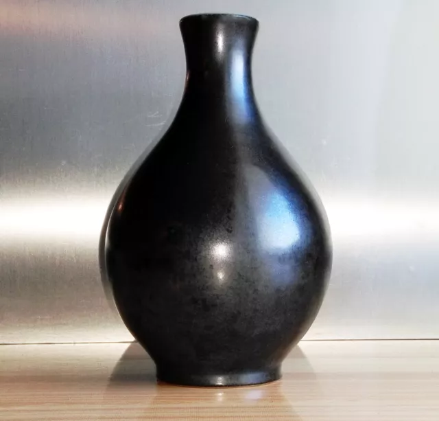 Très beau vase en céramique noire signature LLL  à identifier  1950