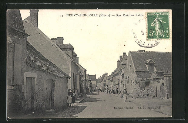 CPA Neuvy-sur-Loire, Rue Onézime Lafille, vue de la rue