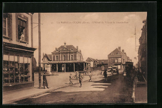 CPA La Barre-en-Ouche, L´Hotel de Ville et la Grande-Rue