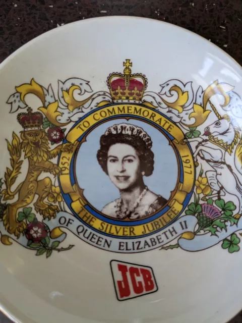 Queen Elizabeth II Collectable  Silver Jubilee 1977 Dish