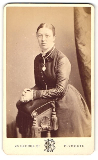 Fotografie Heath & Bullingham, Plymouth, Portrait feine Dame im Kleid mit Halsk