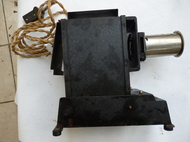 Ancien projecteur CRAT R SOM BERTHIOT 1:2-8F=105 Malette et accessoires Vintage Ancien projecteur CRAT R SOM BERTHIOT 1:2-8F=105 Malette et accessoires Vintage