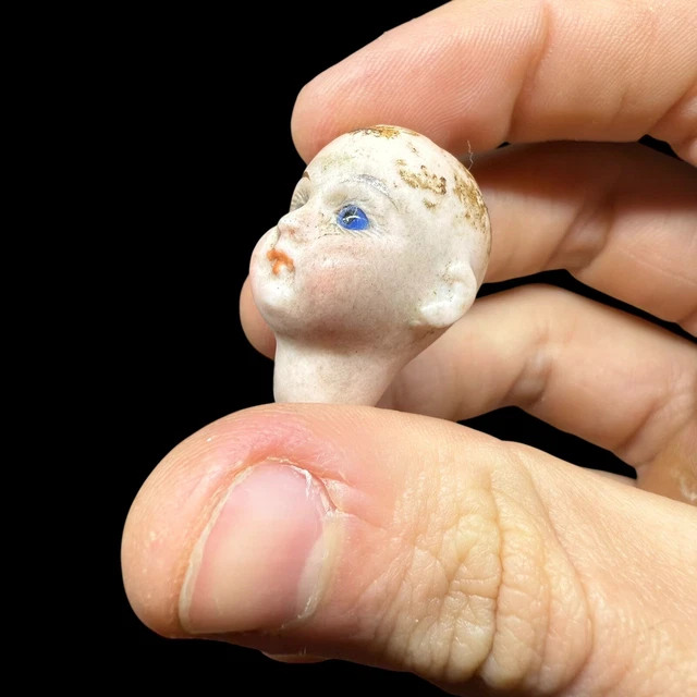 Tête De Poupée Ancienne En Porcelaine, Bouche Fermée - Idée Collection