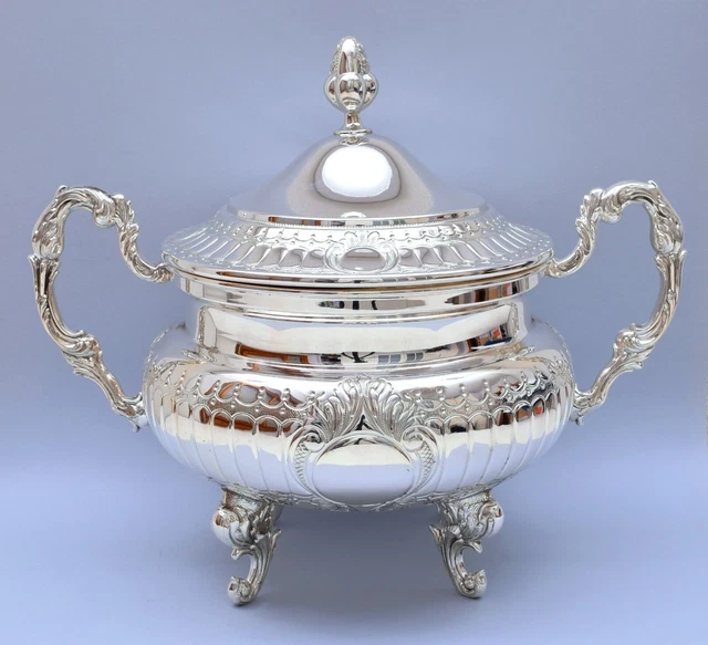 GRANDE REPOUSSE ARGENTO MASSICCIO TUREEN IN OTTIME CONDIZIONI. 1200 grammi. 42 once