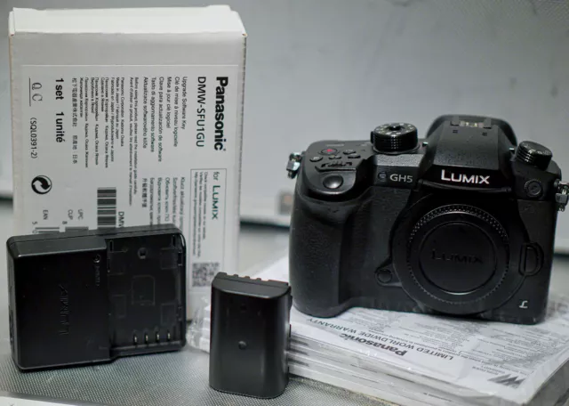 Panasonic LUMIX GH5  20,3MP Spiegellose Systemkamera - Schwarz (Nur Gehäuse)